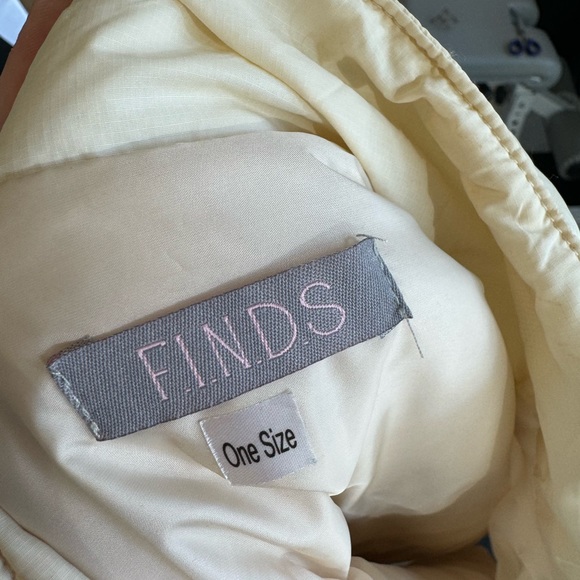 NWT F.I.N.D.S cream quilted shawl/cape - Picture 8 of 8